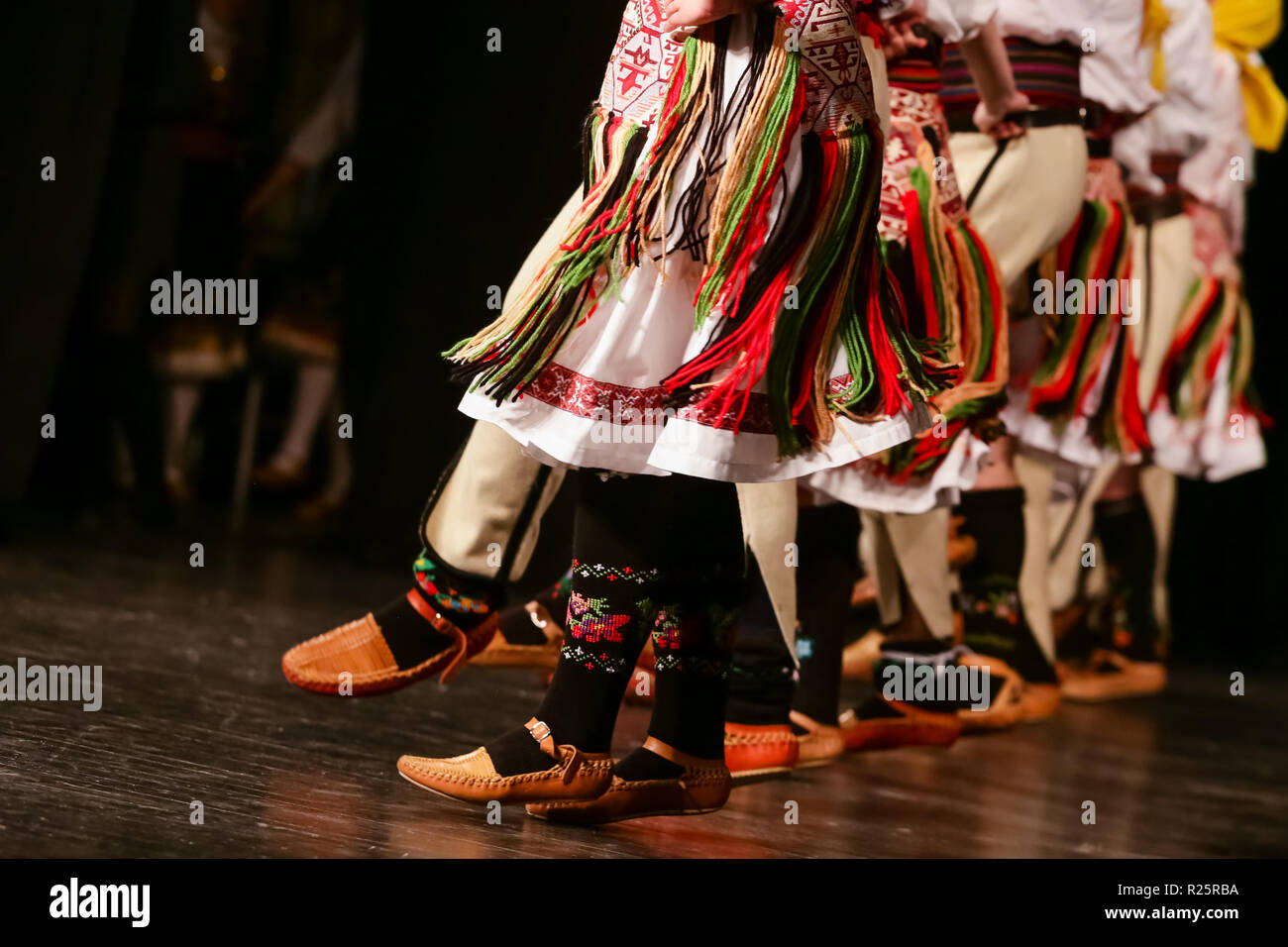 Junge serbische Tänzer in der traditionellen Tracht. Folklore aus Serbien. Stockfoto