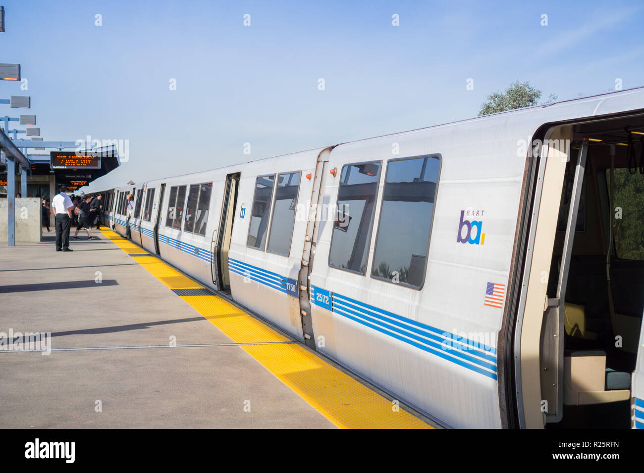 November 19, 2017 Oakland/CA/USA - BART Zug bereit von Coliseum BART-Haltestelle abzuweichen, östlich von San Francisco Bay Area. Stockfoto