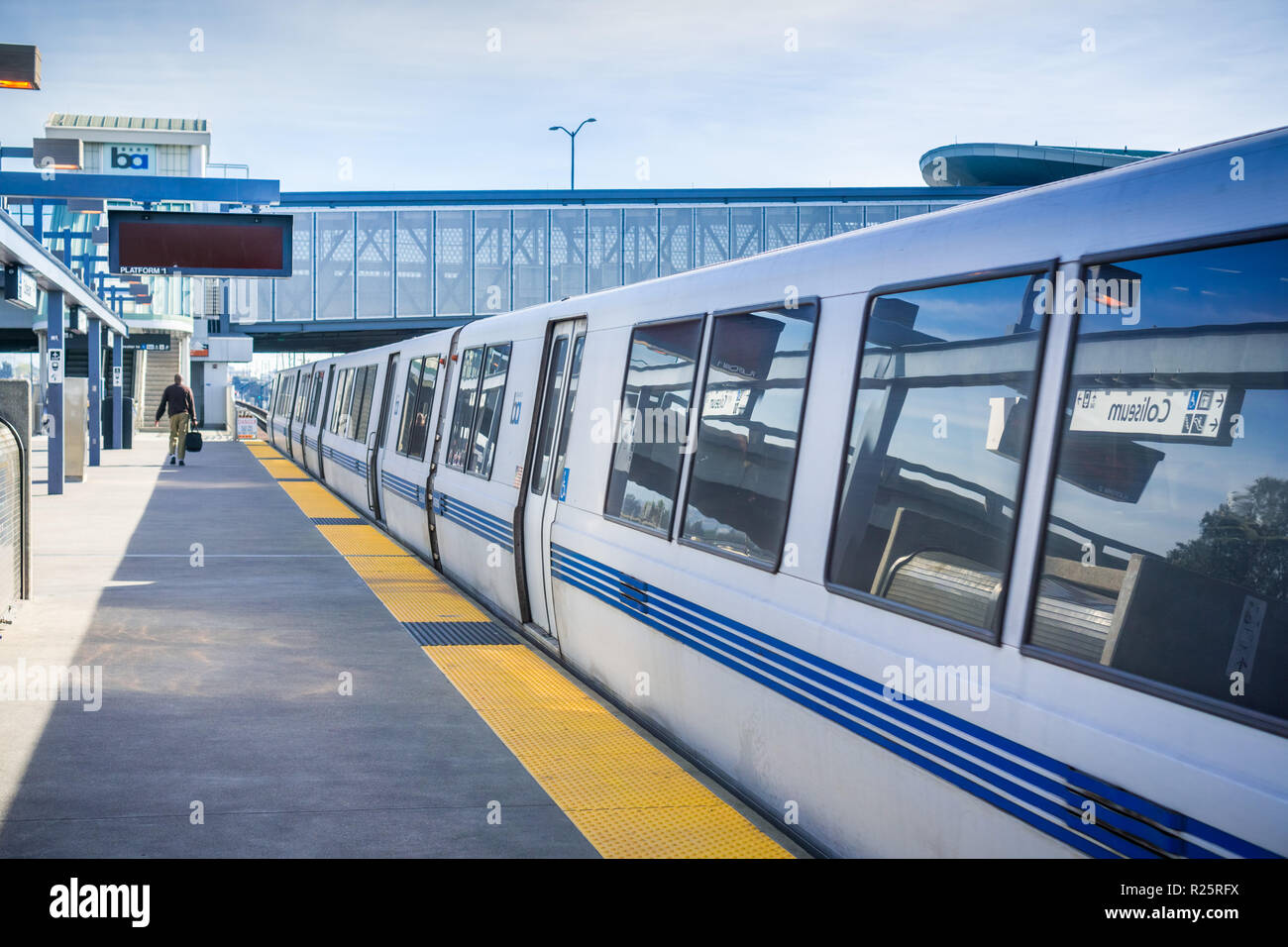 November 19, 2017 Oakland/CA/USA - BART Zug bereit von Coliseum BART-Haltestelle abzuweichen, östlich von San Francisco Bay Area. Stockfoto