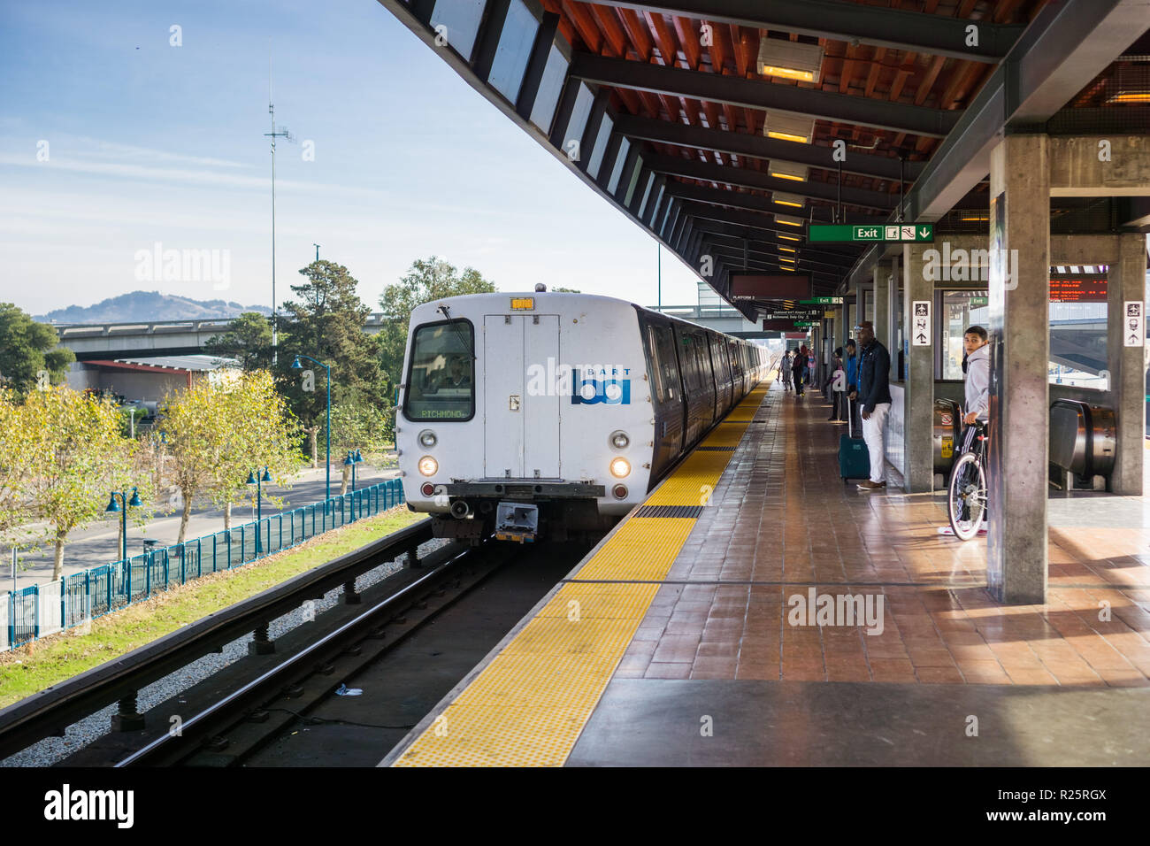 November 19, 2017 Oakland/CA/USA - BART Zug am Kolosseum stop anreisen, Richmond gebunden, östlich von San Francisco Bay Area. Stockfoto