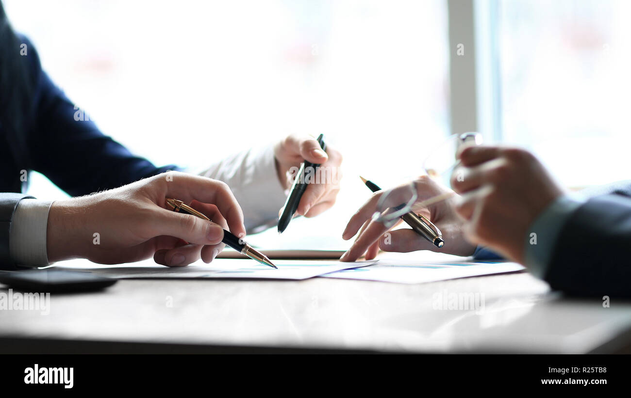 Bis zu schließen. Business Team am Schreibtisch im Büro Stockfoto
