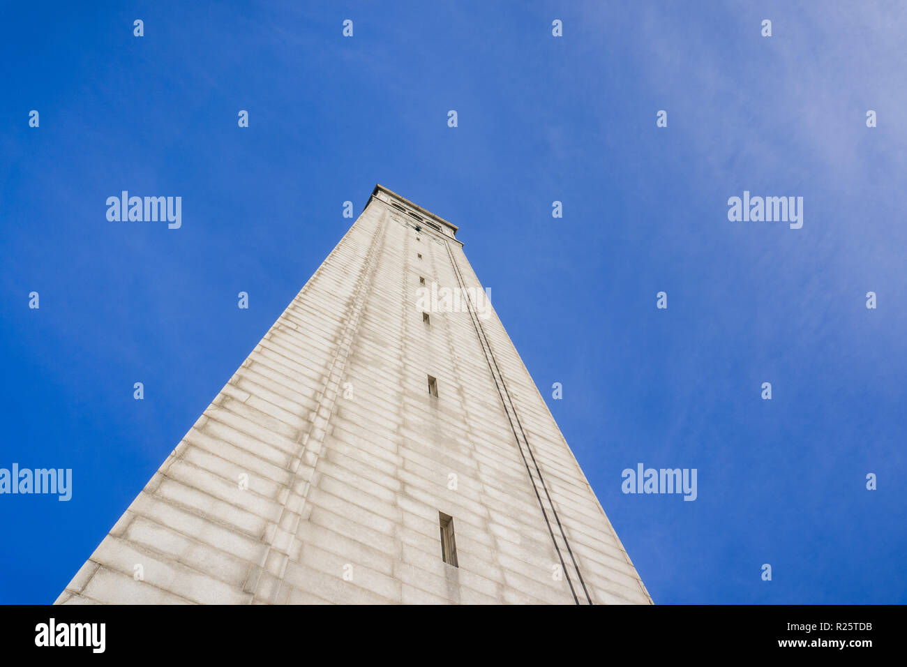 Sather Tower (Campanile) auf einem blauen Himmel Hintergrund, Berkeley, San Francisco Bay, Kalifornien Stockfoto