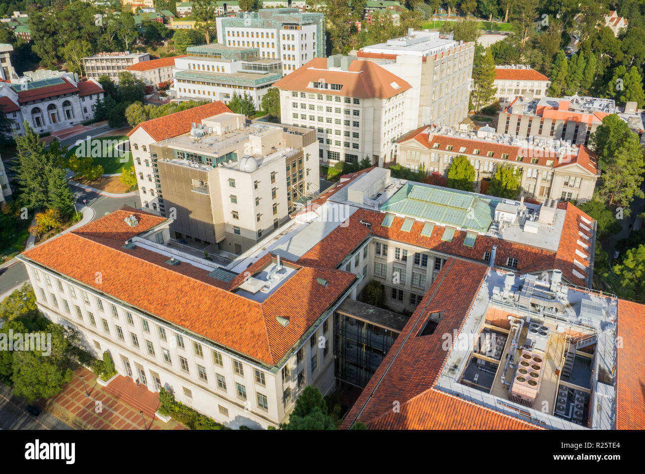Luftaufnahme von Gebäuden in der Universität von Kalifornien, Berkeley Campus an einem sonnigen Herbsttag, San Francisco Bay Area, Kalifornien; der Schatten einer Campani Stockfoto
