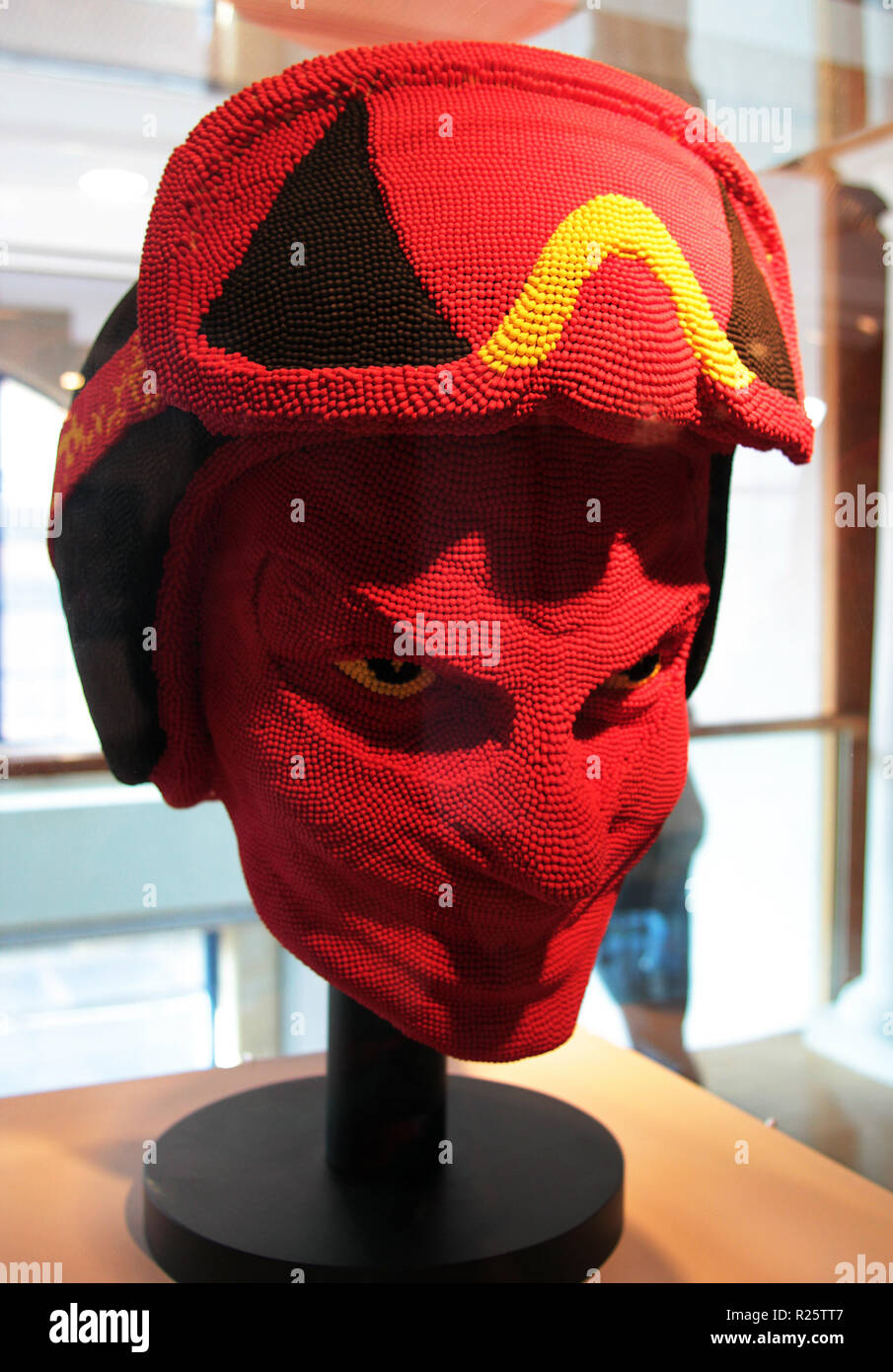 Eine von David Machs match Kopf Skulpturen eine Ausstellung seiner Arbeiten in 2011. Stockfoto