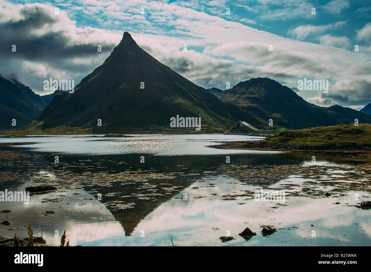 Peak Mountain mit Reflexion, Brücke auf dem Hintergrund, Lofoten, Norwegen Stockfoto