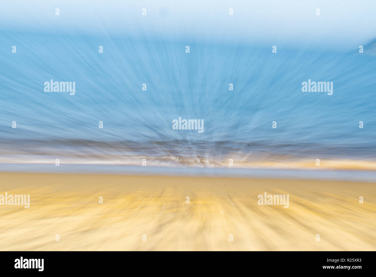 Küsten abstrakte Golden Sand, blaues Wasser und den hellen Himmel in Zoom Blur für Hintergründe Stockfoto