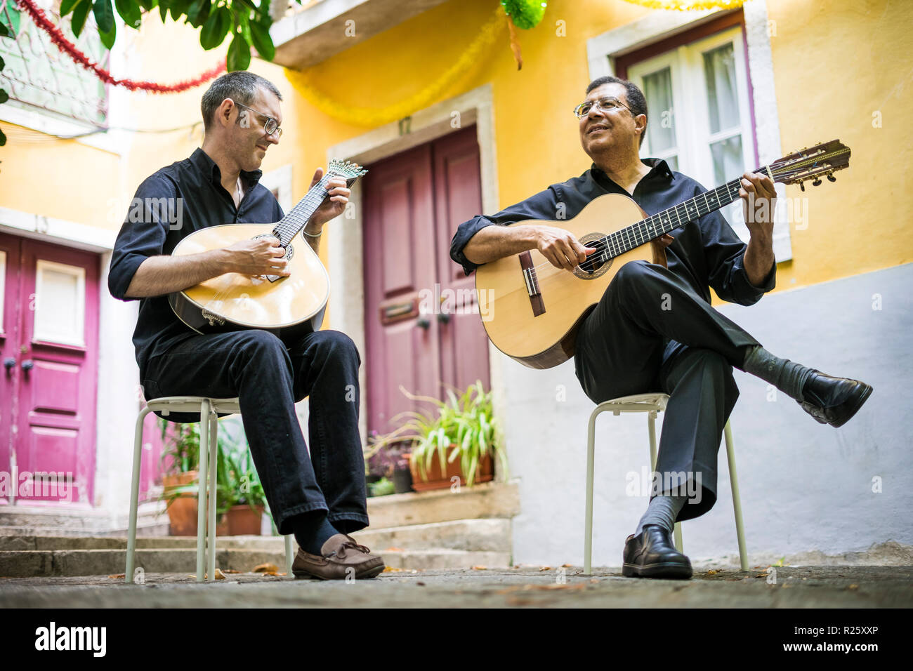 Zwei fado Gitarristen mit akustischen und portugiesischen Gitarren in Alfama, Lissabon, Portugal Stockfoto