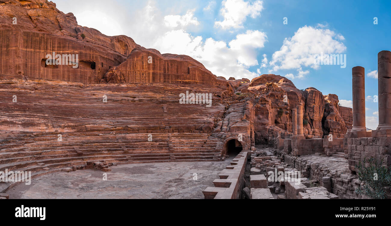 Amphitheater, nabatäische Stadt Petra, in der Nähe von Wadi Musa, Jordanien Stockfoto