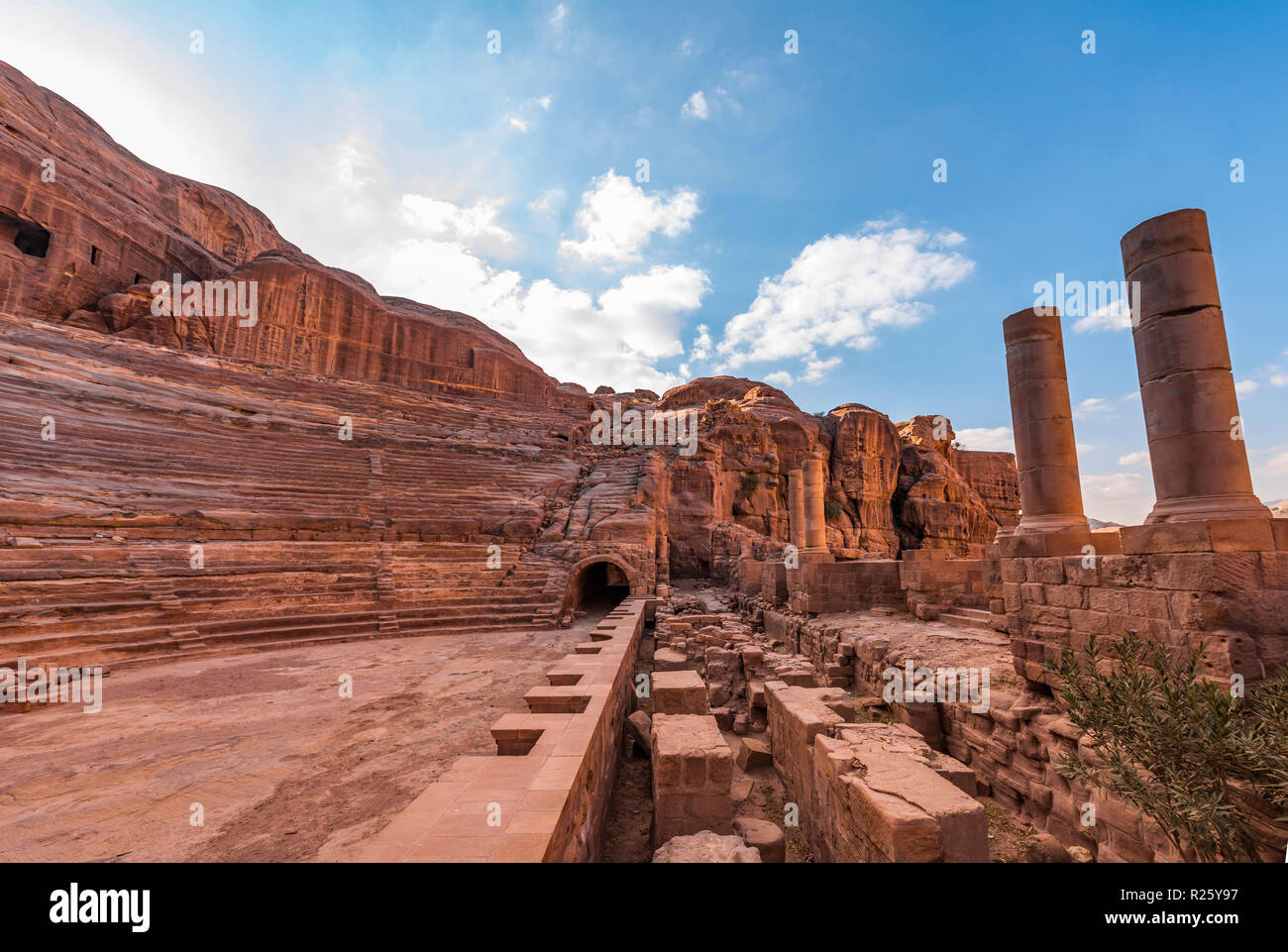 Amphitheater, nabatäische Stadt Petra, in der Nähe von Wadi Musa, Jordanien Stockfoto