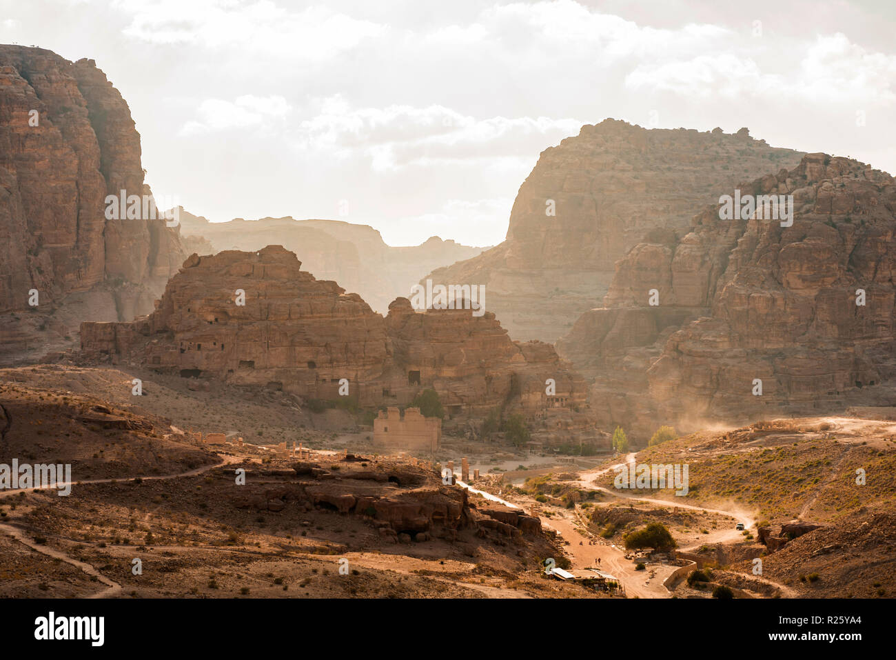 Häuser in Felsen geschlagen, nabatäische Stadt Petra, in der Nähe von Wadi Musa, Jordanien Stockfoto
