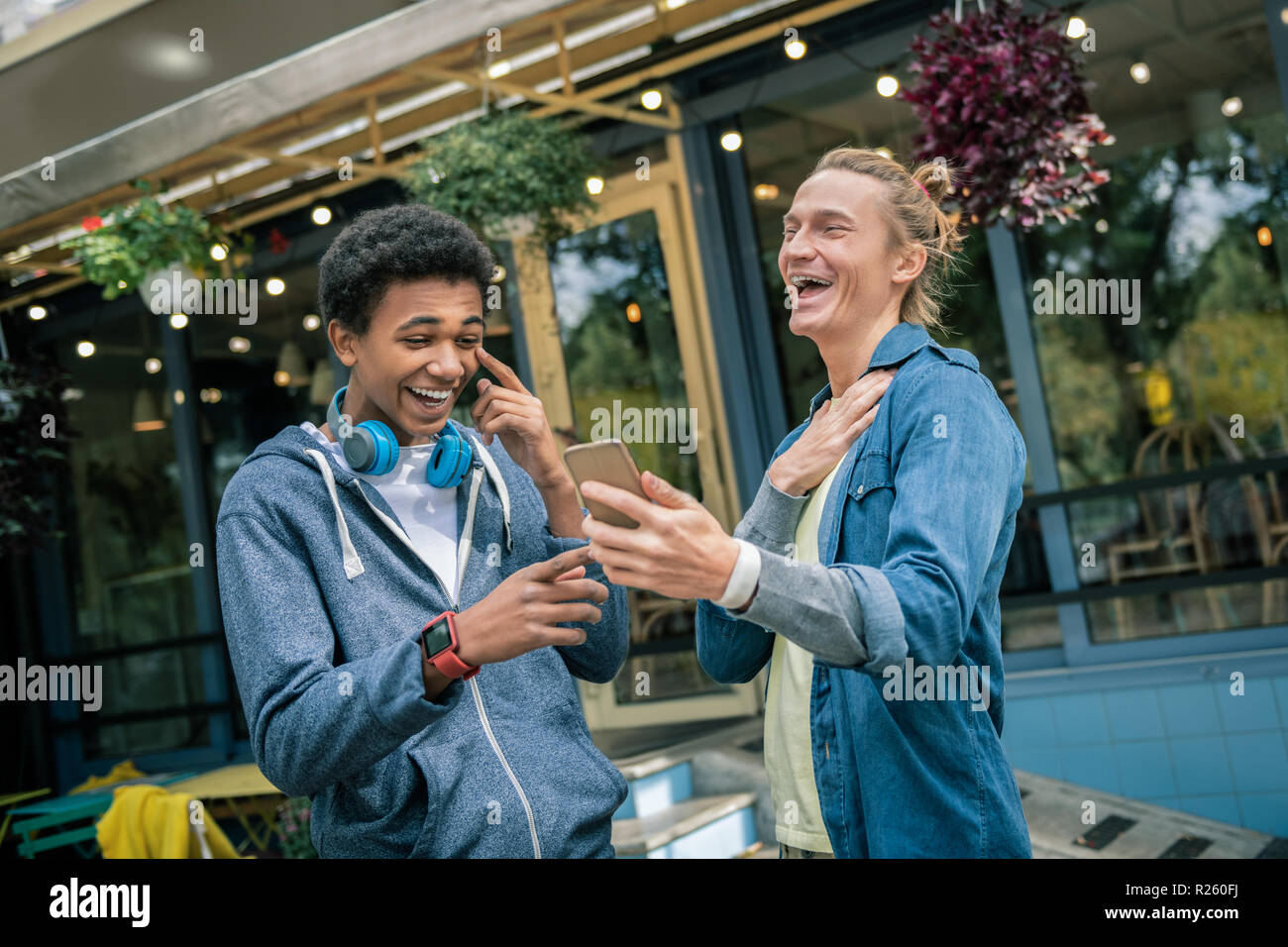 Positive fröhliche Freunde, in einer super Stimmung Stockfoto