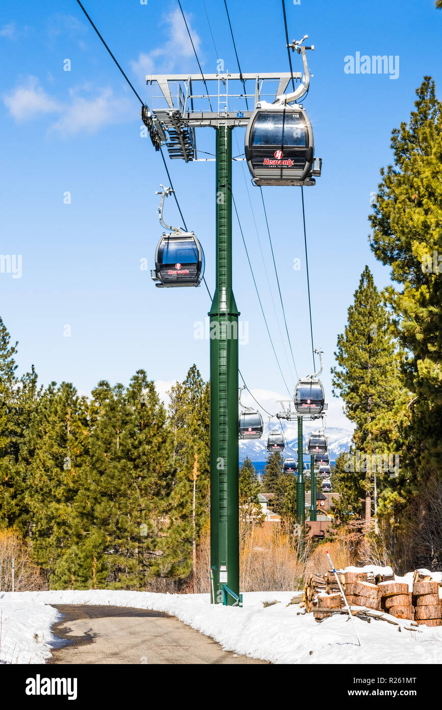 März 23, 2018 South Lake Tahoe/CA/USA - Heavenly Ski Resort Gondeln an einem sonnigen Tag Stockfoto