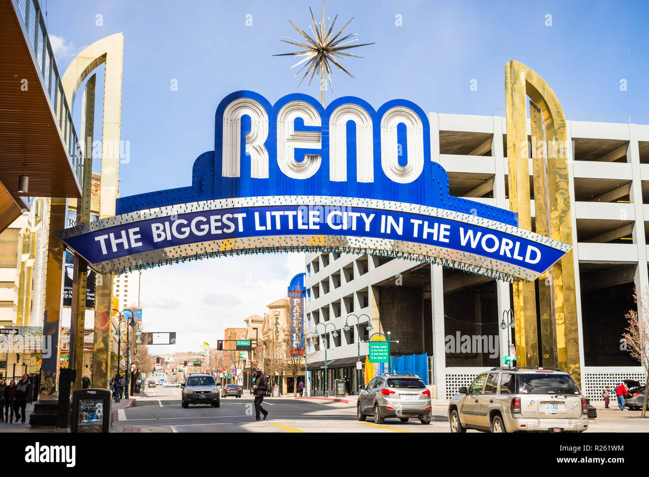 März 25, 2018 Reno/Nevada/USA - Ansicht des Reno arch und das Zentrum der Stadt und die Straße, wo es an einem sonnigen Tag platziert wird Stockfoto
