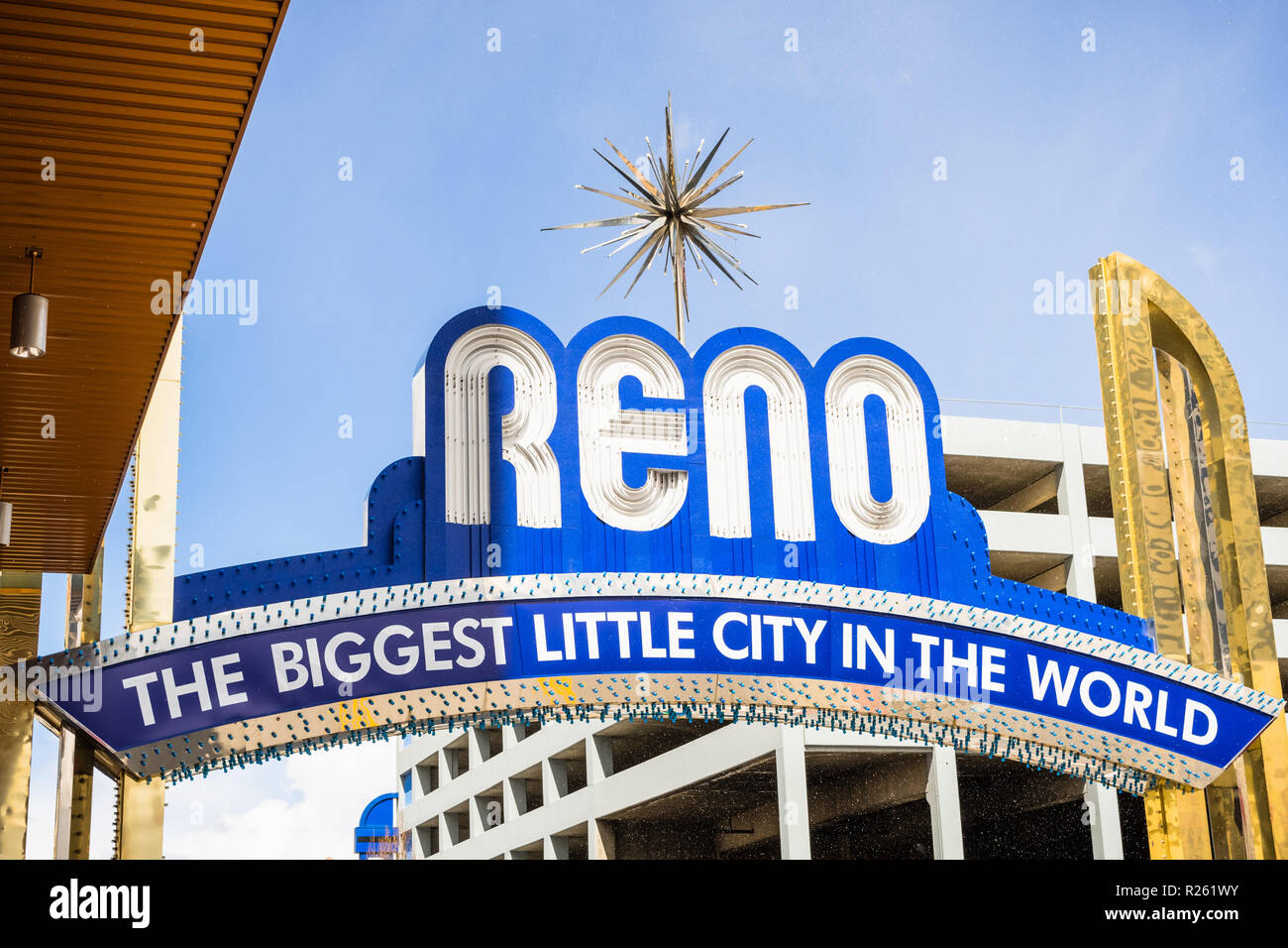 März 25, 2018 Reno/Nevada/USA - Die Reno arch an einem sonnigen aber Moody Tag, mit hellen Schnee fallen von vorbeiziehenden Wolken Stockfoto