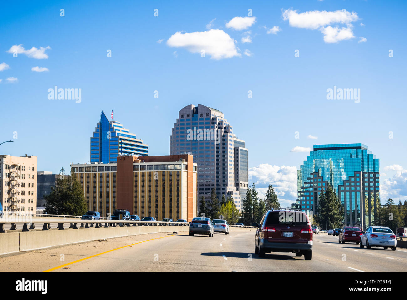 März 25, 2018 Sacramento/CA/USA - Sacramento Skyline, wie sie beim Fahren auf der Autobahn in der Nähe der Innenstadt Stockfoto