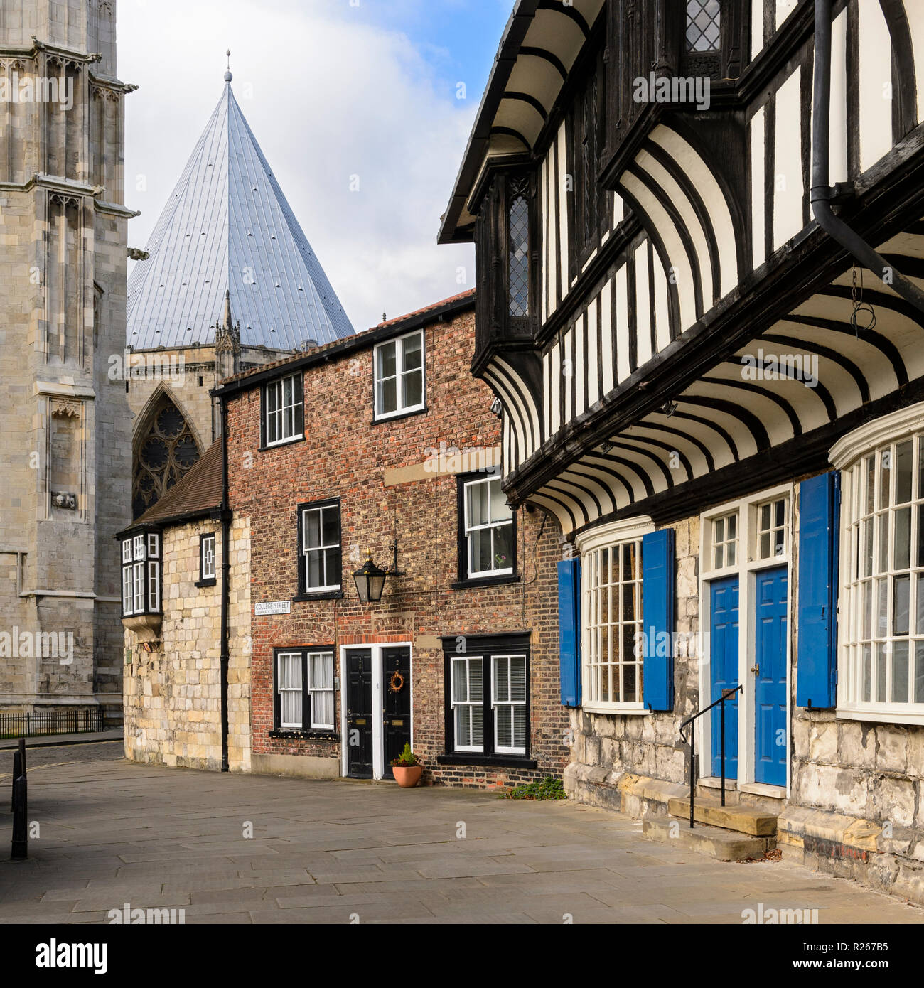 Teilweise mit Blick auf die 4 historischen Gebäuden (York Minster, Fachwerk St. William's College & Häuser) - College Street, York, Yorkshire, England, UK. Stockfoto