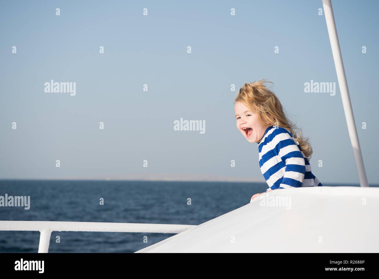 Kleines baby boy Sailor oder glückliches Kind Kapitän der Yacht, Boot ...