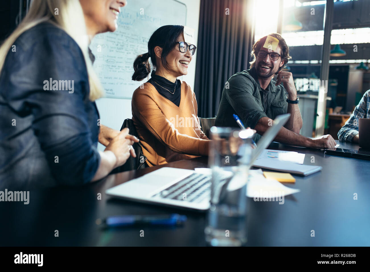 Mitarbeiter aus allen Abteilungen sitzen um den Tisch und diskutieren neue Arbeit und ihre Verantwortung. Happy Business Team im Tagungsraum arbeiten Stockfoto