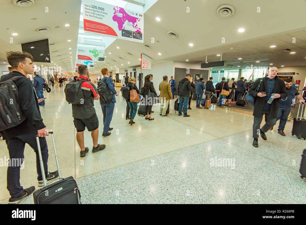 Menschen aufgereiht auf einem inländischen Flug am Flughafen Melbourne Tullamarine in Australien Stockfoto