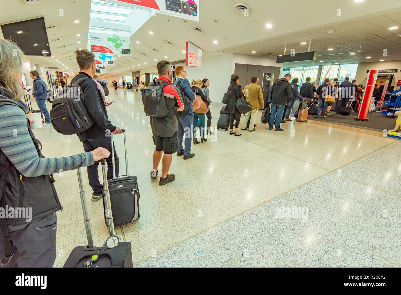 Menschen aufgereiht auf einem inländischen Flug am Flughafen Melbourne Tullamarine in Australien Stockfoto