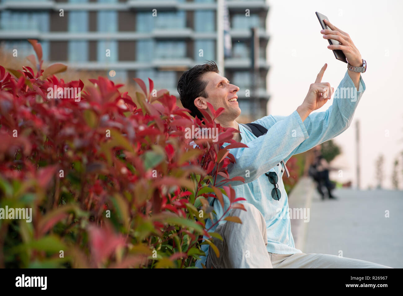 Schöner Mann unter selfie mit seinem Tablet Stockfoto