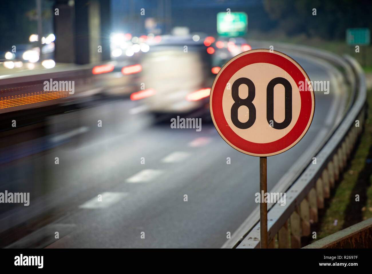 Speed limit 80 traffic sign -Fotos und -Bildmaterial in hoher Auflösung ...