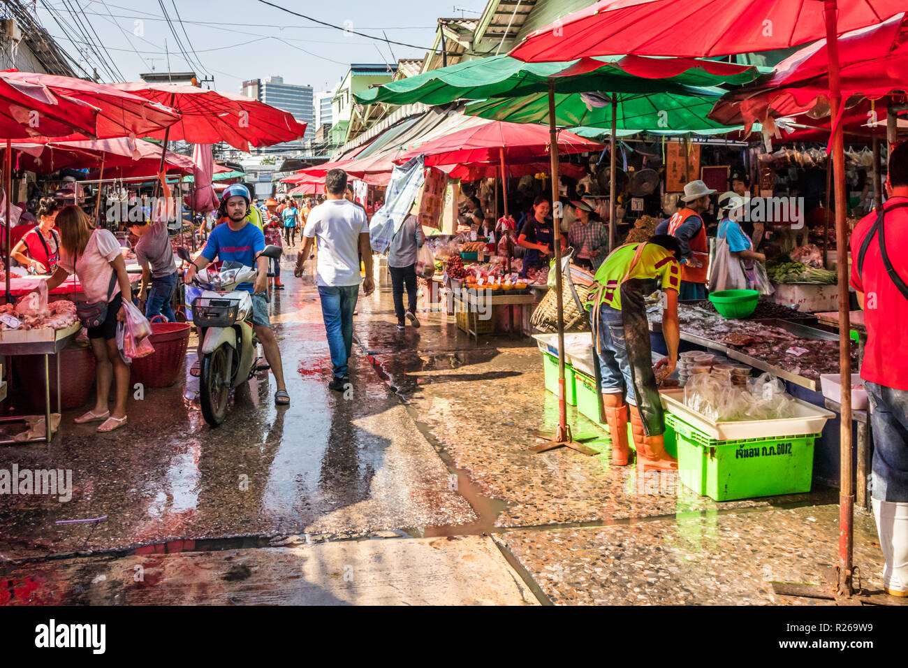 Bangkok, Thailand - 4. Oktober 2018: Typische Szene auf Khlong Toei Markt. Die nassen Markt ist der größte in der Stadt Stockfoto