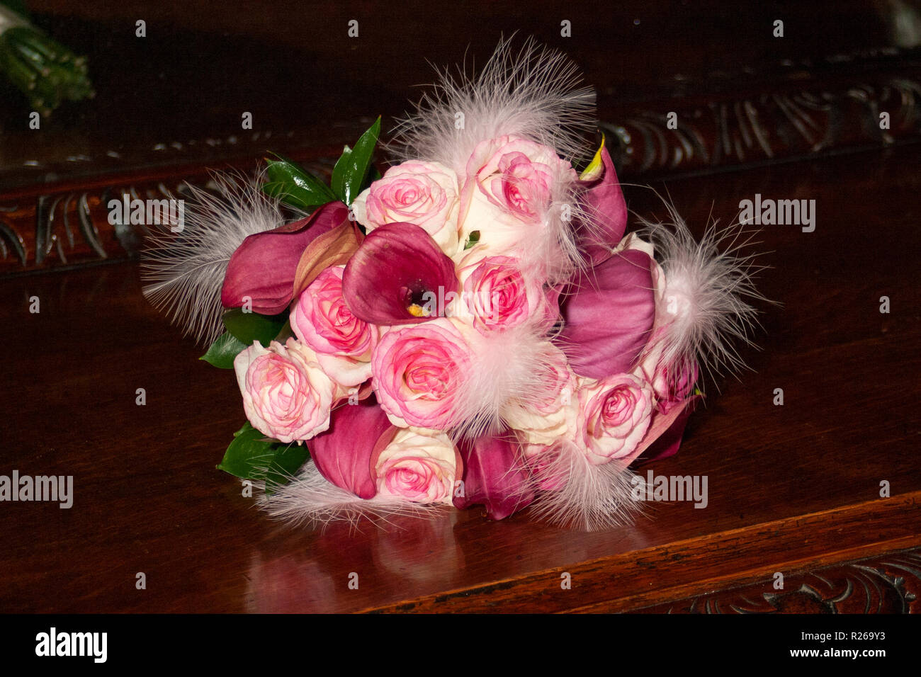 Rot, Rosa und Weiß Brautstrauß auf einen hölzernen Tisch bei Hochzeit Stockfoto