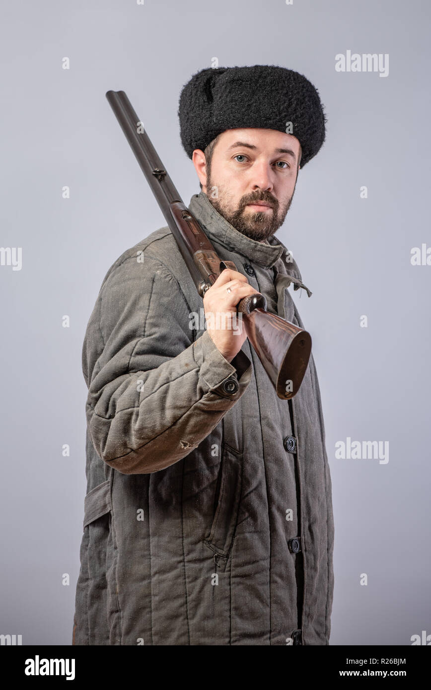 Bauer mit einem Gewehr auf der Schulter, altmodische Kleidung, Retro Design, Studio shot Stockfoto