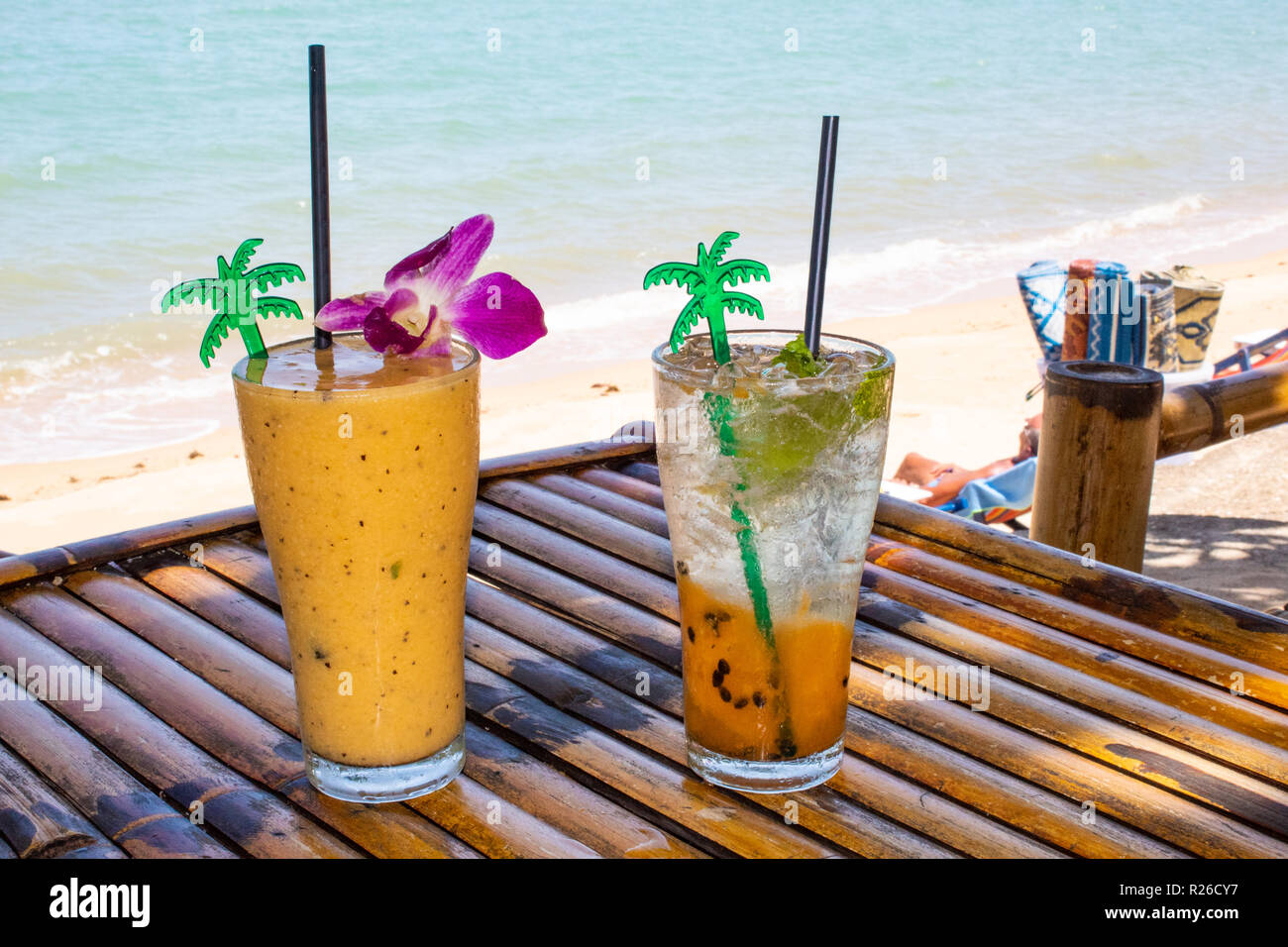 Cocktails an der Strandbar Stockfoto