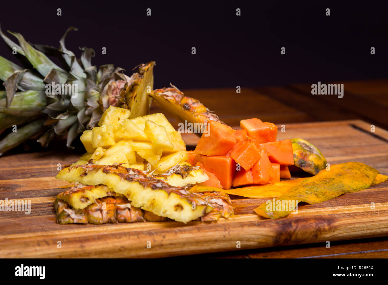 Frisch Ananas und Papaya auf einem Holz Schneidebrett schneiden. Stockfoto