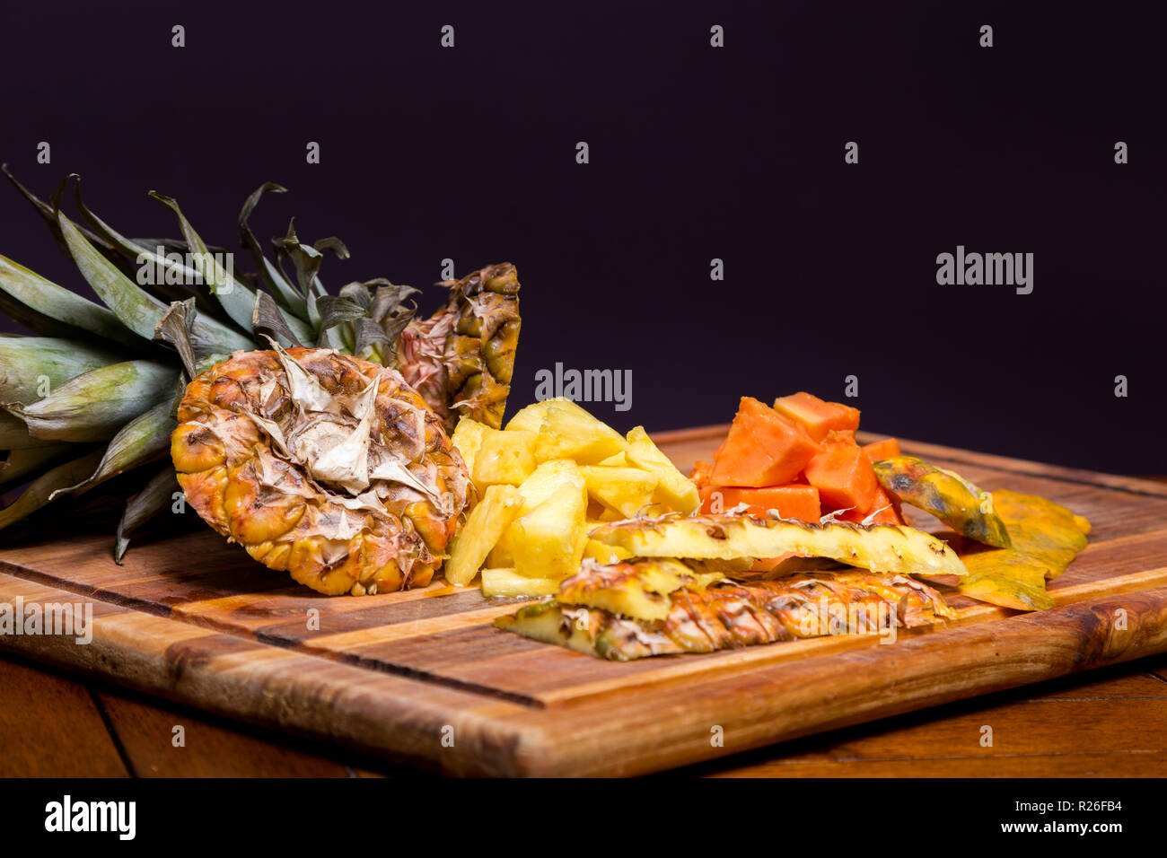 Frisch Ananas und Papaya auf einem Holz Schneidebrett schneiden. Stockfoto