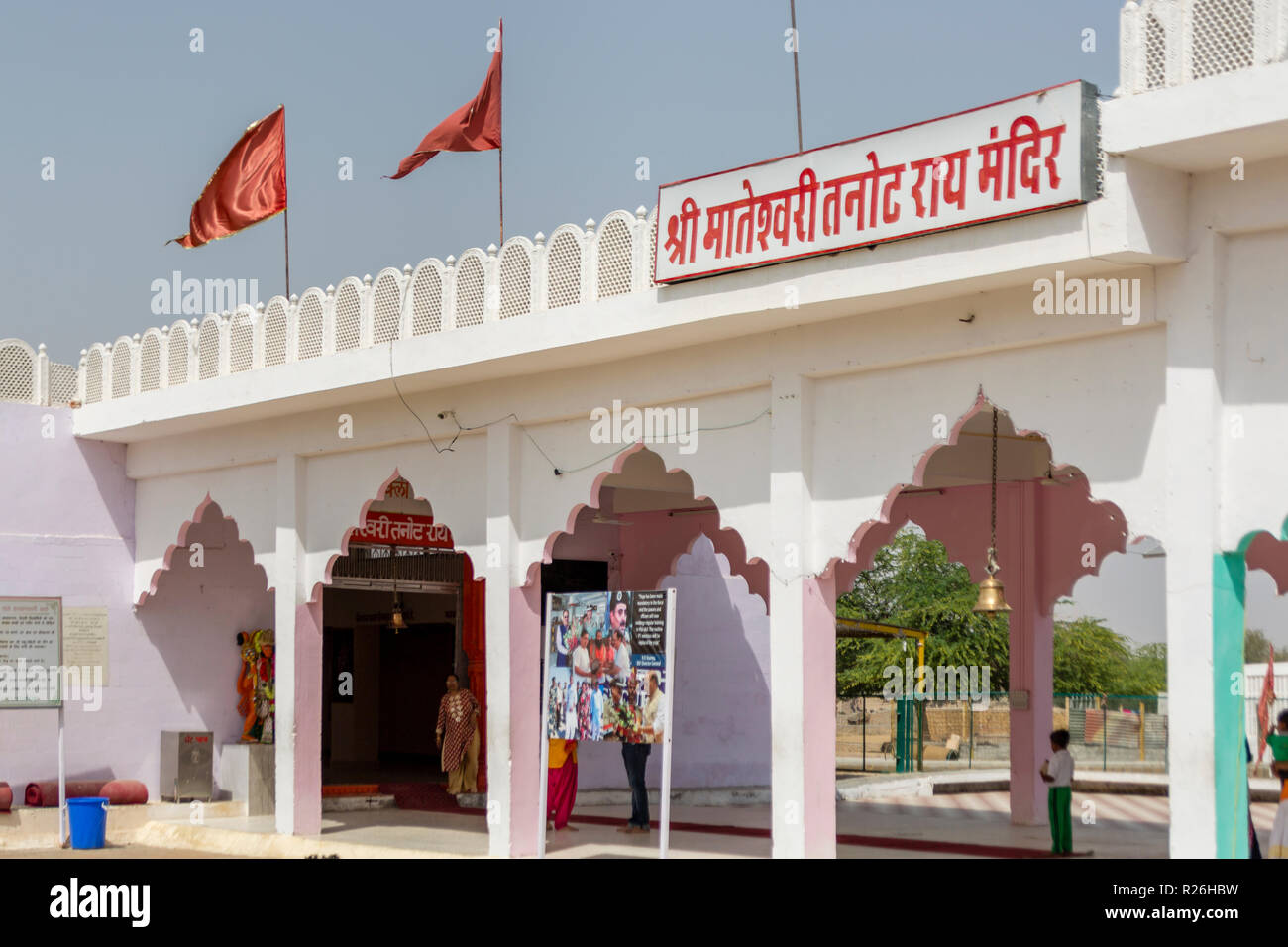 Blick auf den berühmten tanot Tempel in der Nähe der Grenze zu Pakistan in den Wüstenstaat Rajasthan im Westen Indiens Stockfoto