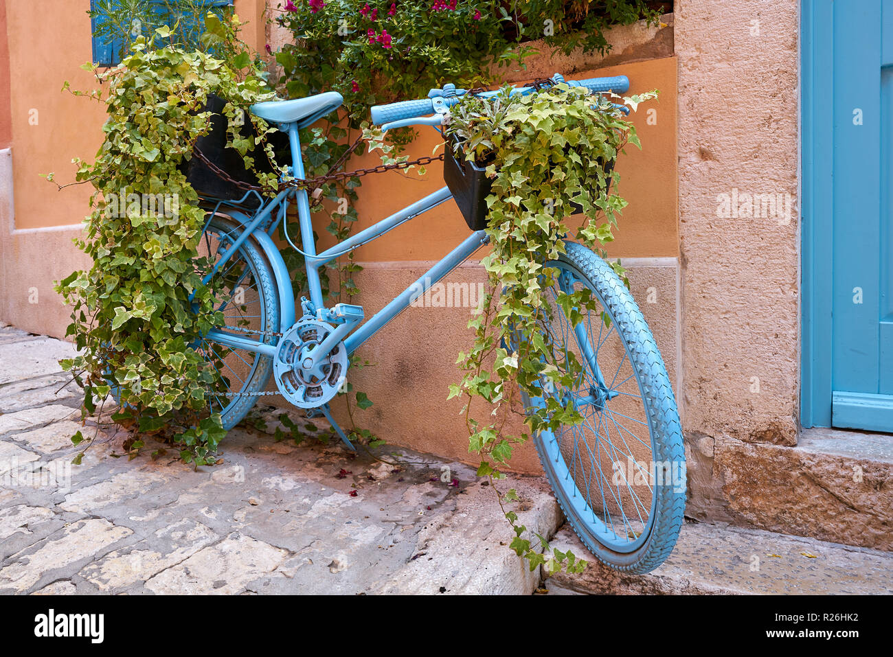 Dekoriert mit dem Fahrrad in der historischen Altstadt von Rovinj in Kroatien Stockfoto