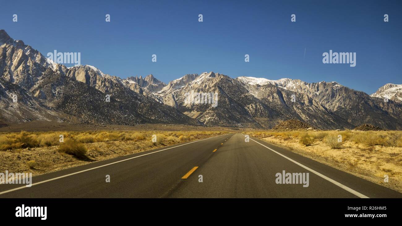 Fahren Sie auf dem berühmten California State Highway 395 in Owens Valley in den östlichen Sierra Nevada Mountains mit der entfernten Mount Whitney Landscape am Horizont Stockfoto
