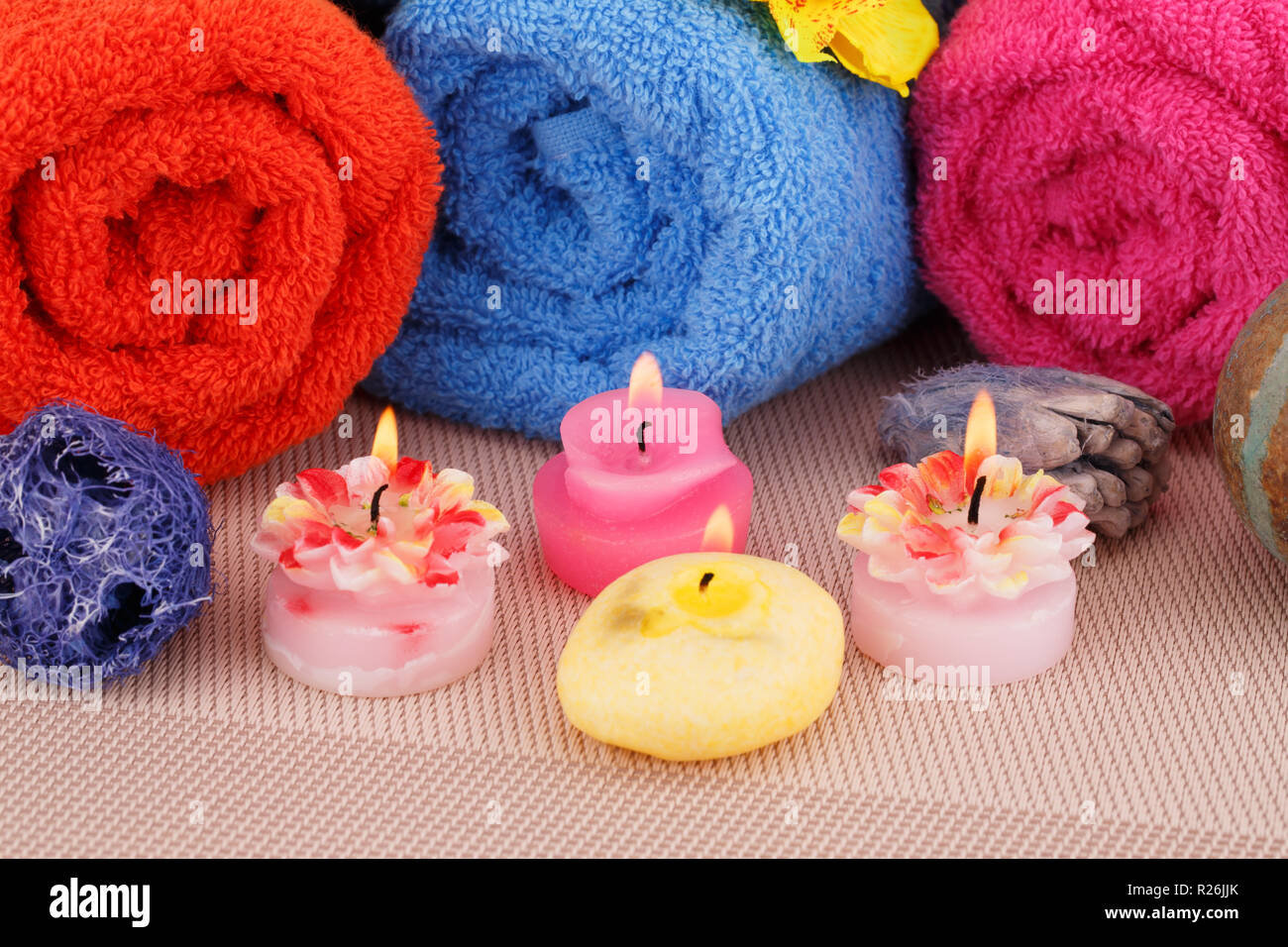 Spa mit Handtüchern und Kerzen auf Bambus Hintergrund. Stockfoto