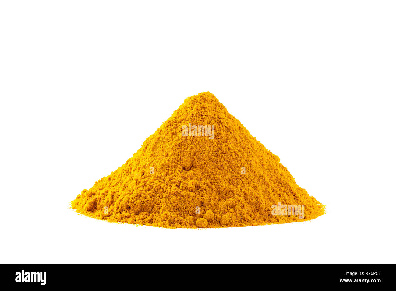 Stapel von Curry Pulver Boden auf weißem Hintergrund, Nahaufnahme Stockfoto