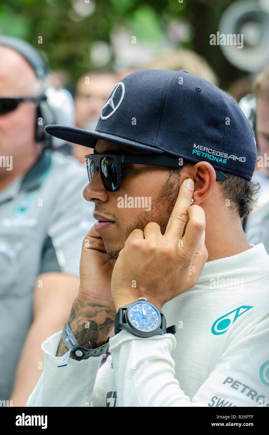 Lewis Hamilton, Mercedes Formel 1-Grand Prix Racing Fahrer. F1 Weltmeister Motorsport Fahrer im Mercedes rennen Overalls und Mütze. Laut Stockfoto