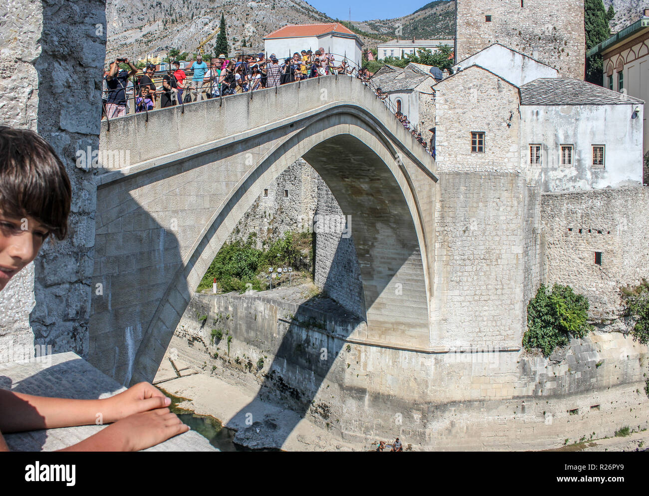 August 2013, Mostar, Die historische Alte Brücke mit vielen Touristen genießen die spektakuläre Aussicht an einem heissen Sommertag, Stockfoto