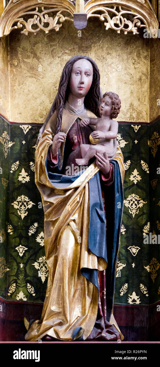 Eine Statue der Jungfrau Maria mit dem Jesuskind in der Basilika St. Giles (Aegidius, Gilles) in Bardejov. Stockfoto