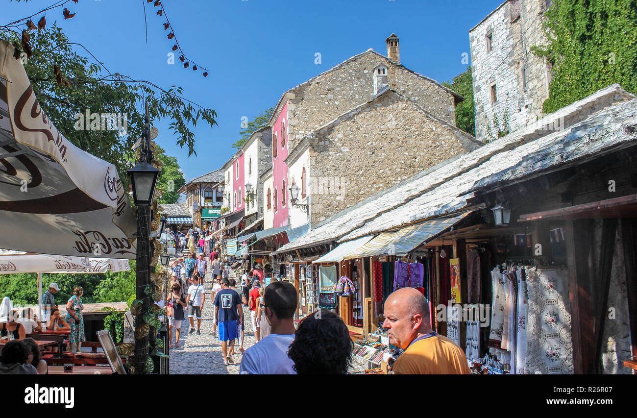 August 2013, Mostar. Touristen entspannen und Einkaufen in den gepflasterten Straßen des hitsoric Teil der Stadt. Stockfoto