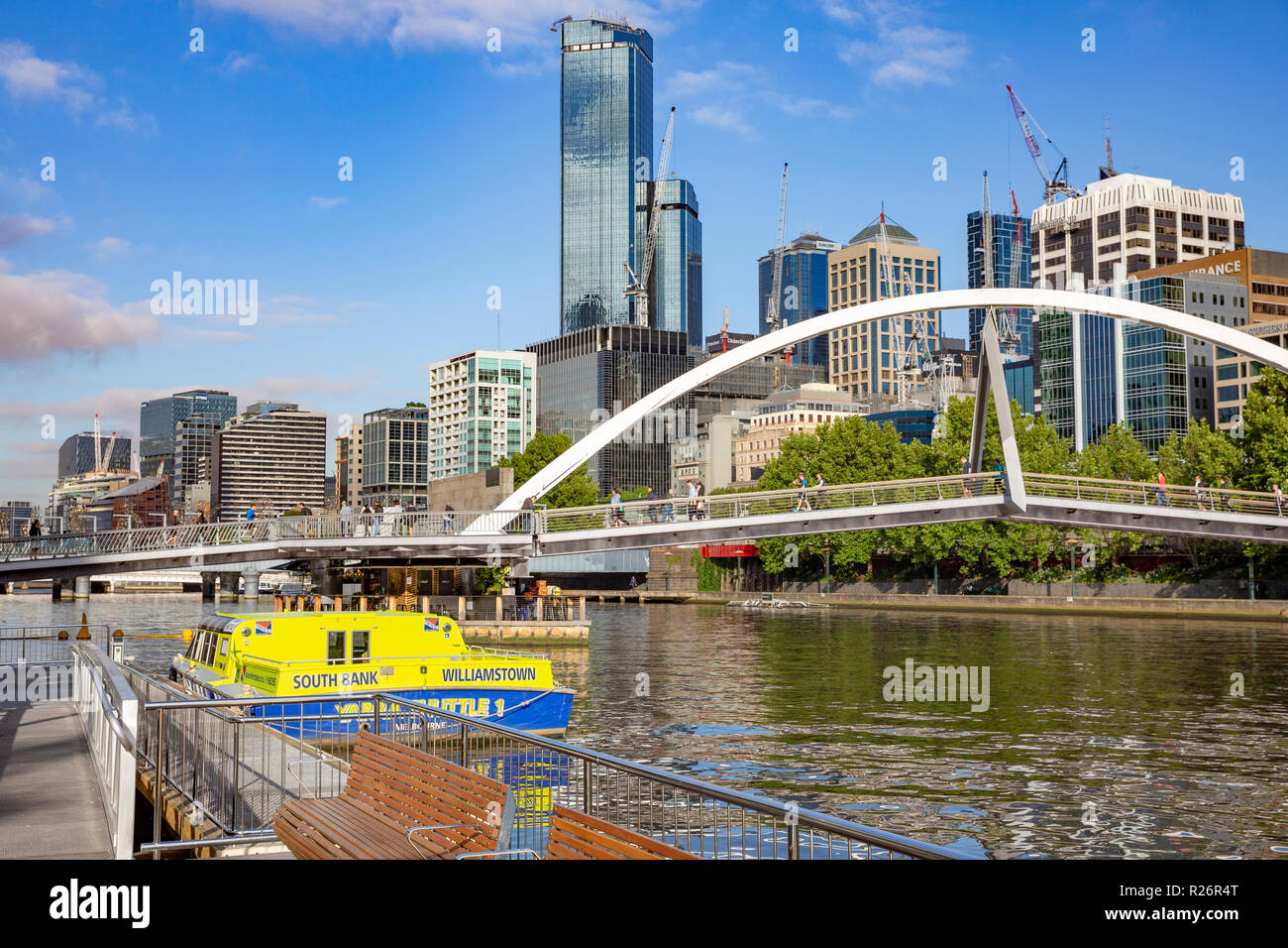Evan Walker Fußgängerbrücke über den Fluss Yarra Yarra mit Shuttle Boot in Melbourne Central Business District, Victoria, Australien Stockfoto