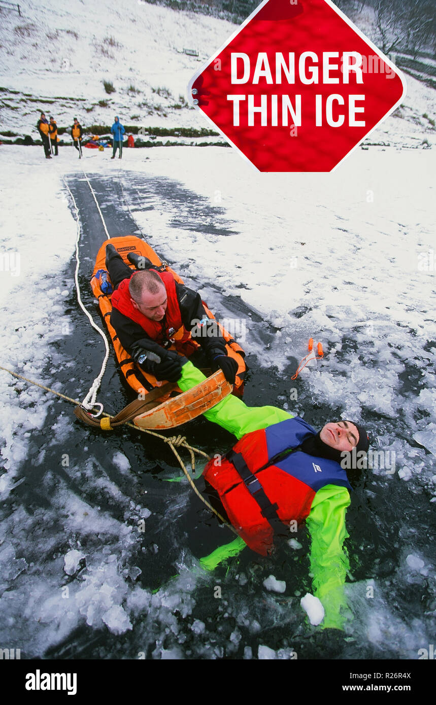 Mitglieder der Bergrettung Langdale Ambleside retten einen Mann gefallen durch Eis auf Rydal Wasser in den Lake District-UK Stockfoto
