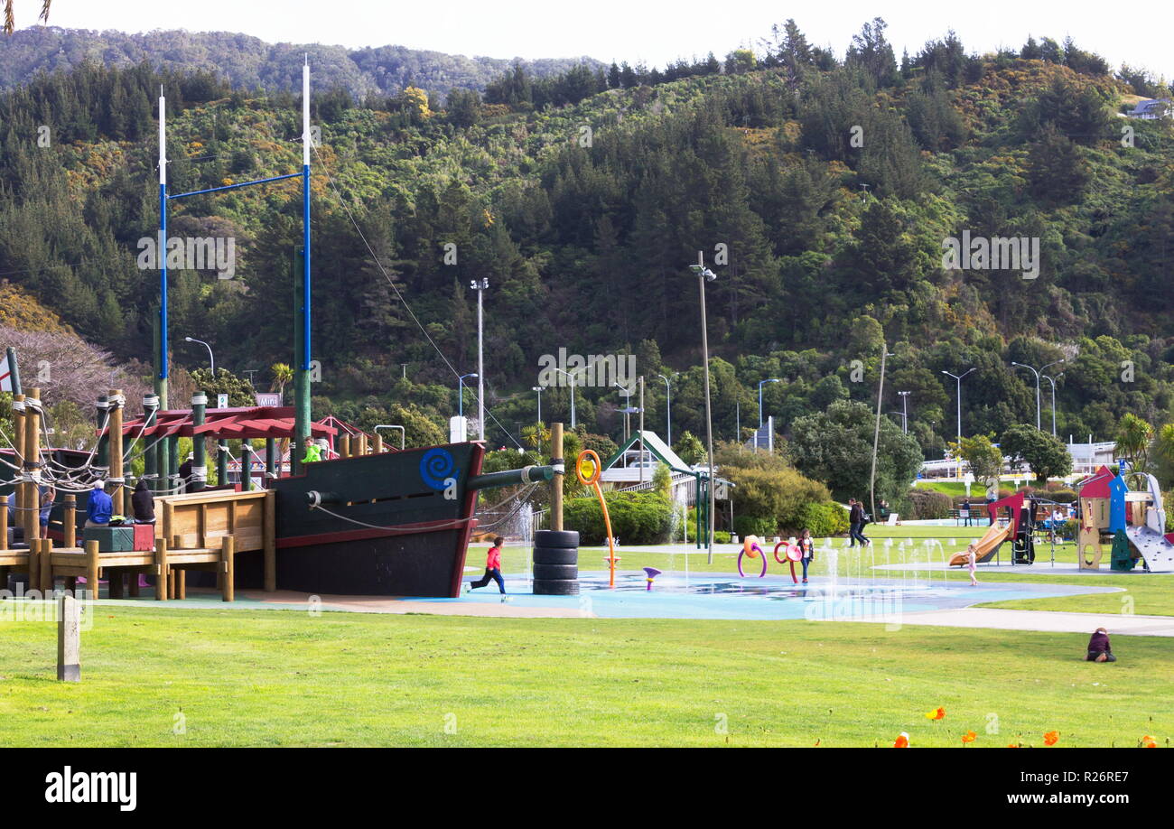 Picton, Neuseeland - 26. August 2017: Kinder und Familien genießen die Picton vorland Spielplatz. Stockfoto