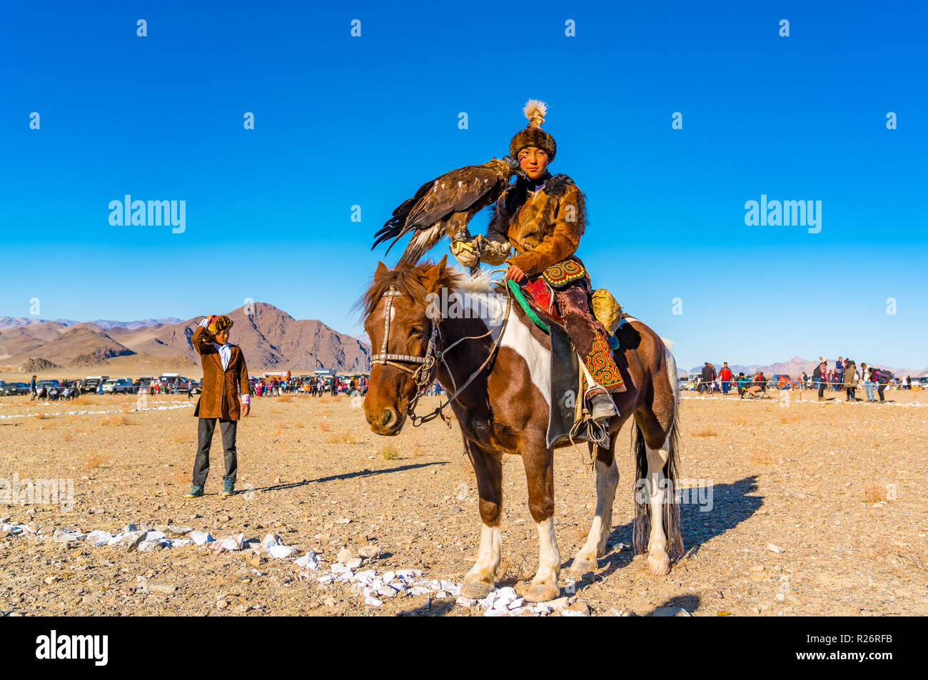 ULGII, Mongolei - OKTOBER 6, 2018: Golden Eagle Festival. Das Porträt von Golden Eagle Jägerin in der Tradition der Kleidung mit Eagle in ihrer Hand bei t Stockfoto