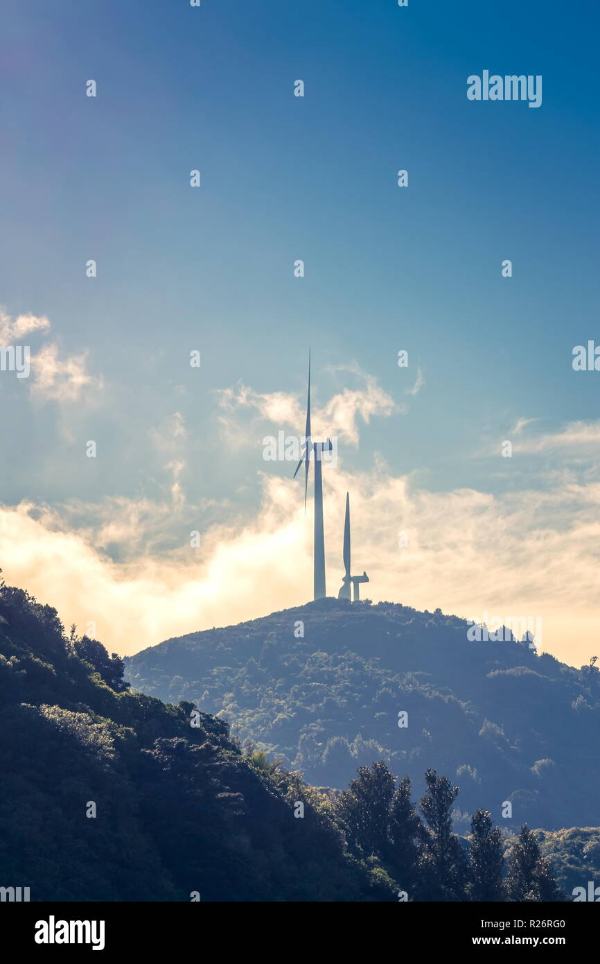 Zwei Windkraftanlagen die Erzeugung erneuerbarer Energie in Neuseeland. Stockfoto