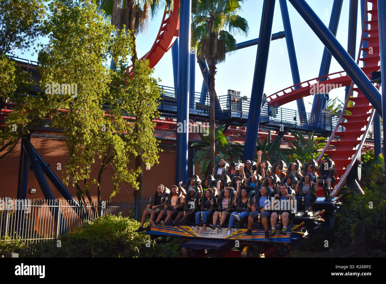 Tampa, Florida. Oktober 25, 2018 komische Leute Spaß haben erschreckende Reise in Achterbahn bei Bush Gardens in Busch Gardens Tampa Bay Theme Park. Stockfoto