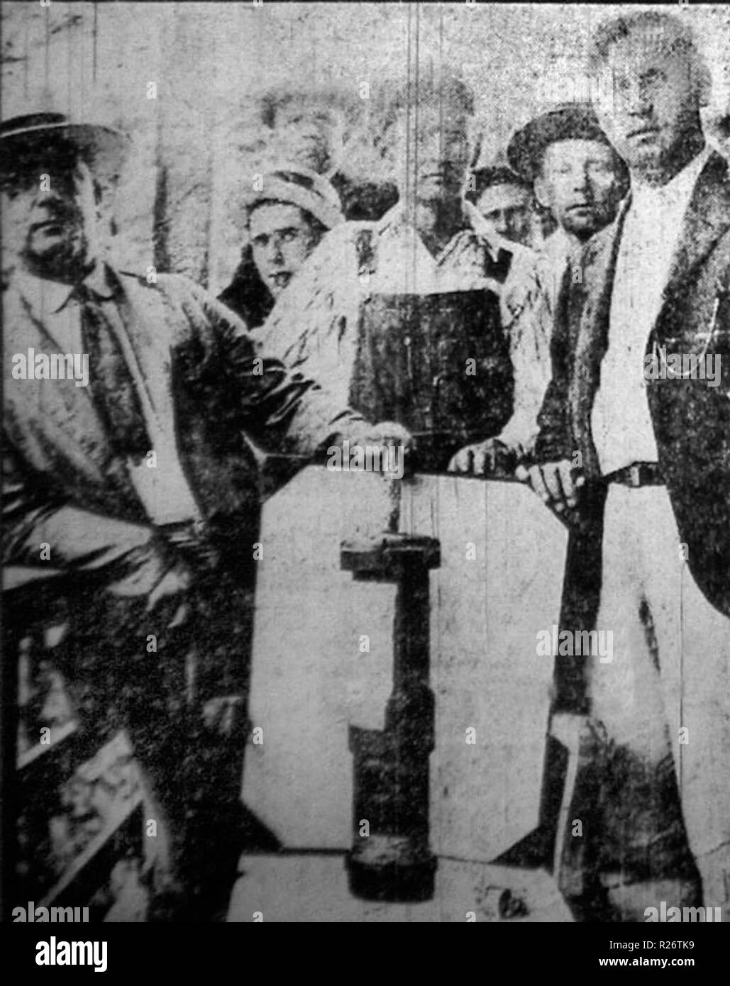 Eine Gruppe von Bergarbeitern Anzeige eine der Bomben durch Chafin von Flugzeugen abgeworfen. Stockfoto