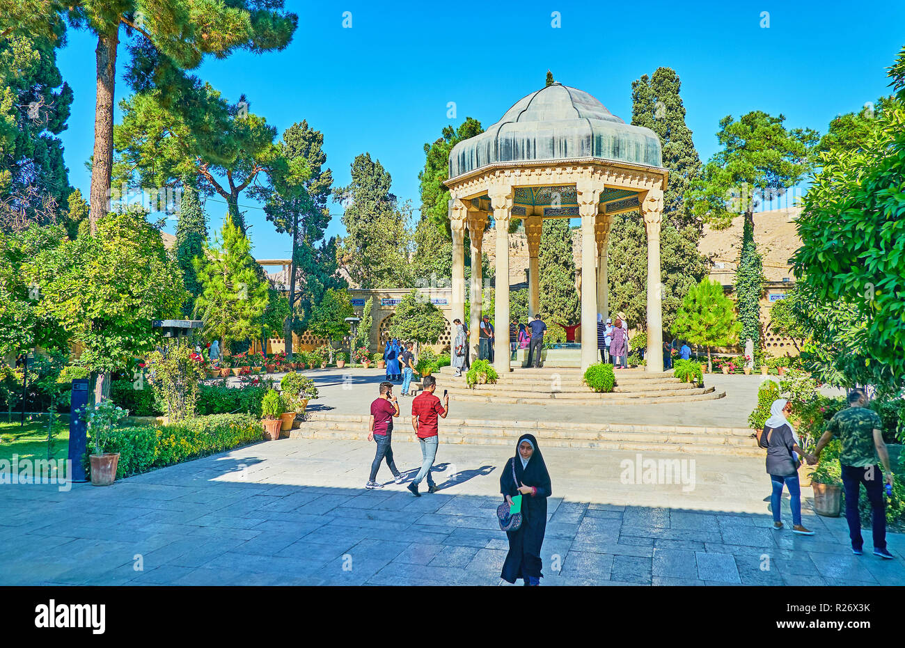 SHIRAZ, IRAN - Oktober 13, 2017: Die zahlreichen Besucher an der offenen Pavillon mit Grab von Hafez - die berühmten persischen Dichter, im Mittelalter lebte, auf Stockfoto