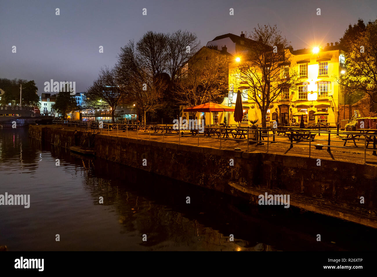Strauß Pub, Bathurst Becken bei Nacht. Bristol. Großbritannien Stockfoto